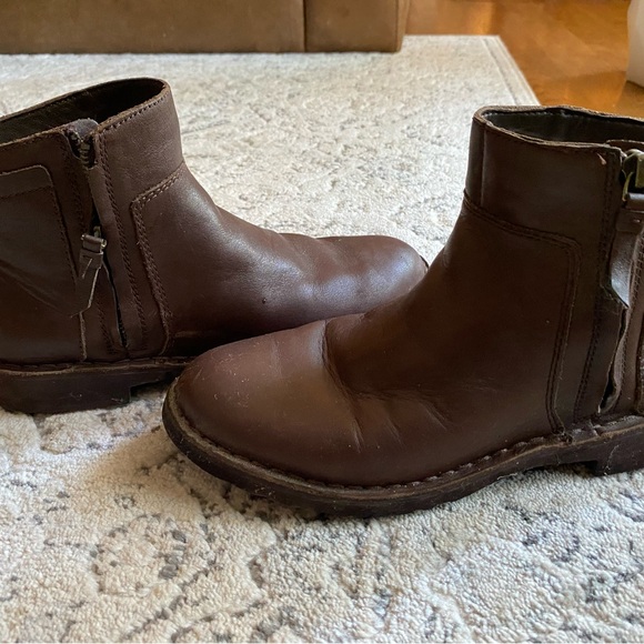 UGG REA LEATHER Ankle Boot STOUT Brown Water Resistant women’s, Size 8 - Picture 2 of 6